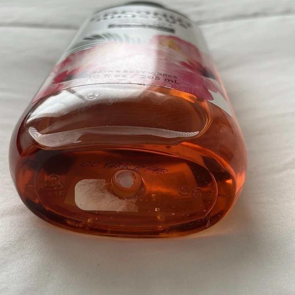 NIB Bath & Body Works Coconut Hibiscus Shower Gel w/ Shea & Vitamin E - 10 fl oz - Picture 3 of 3